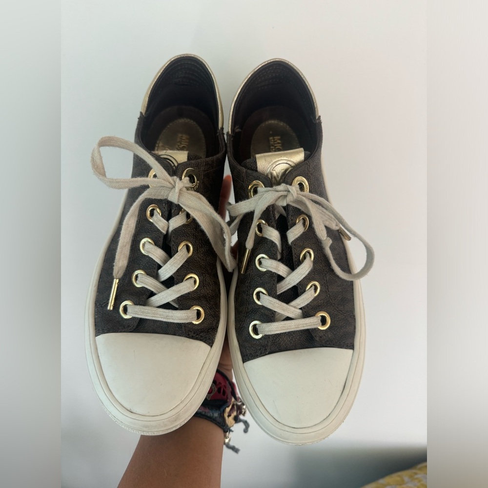 Michael kors pre-loved sneakers logo sneakers size 7